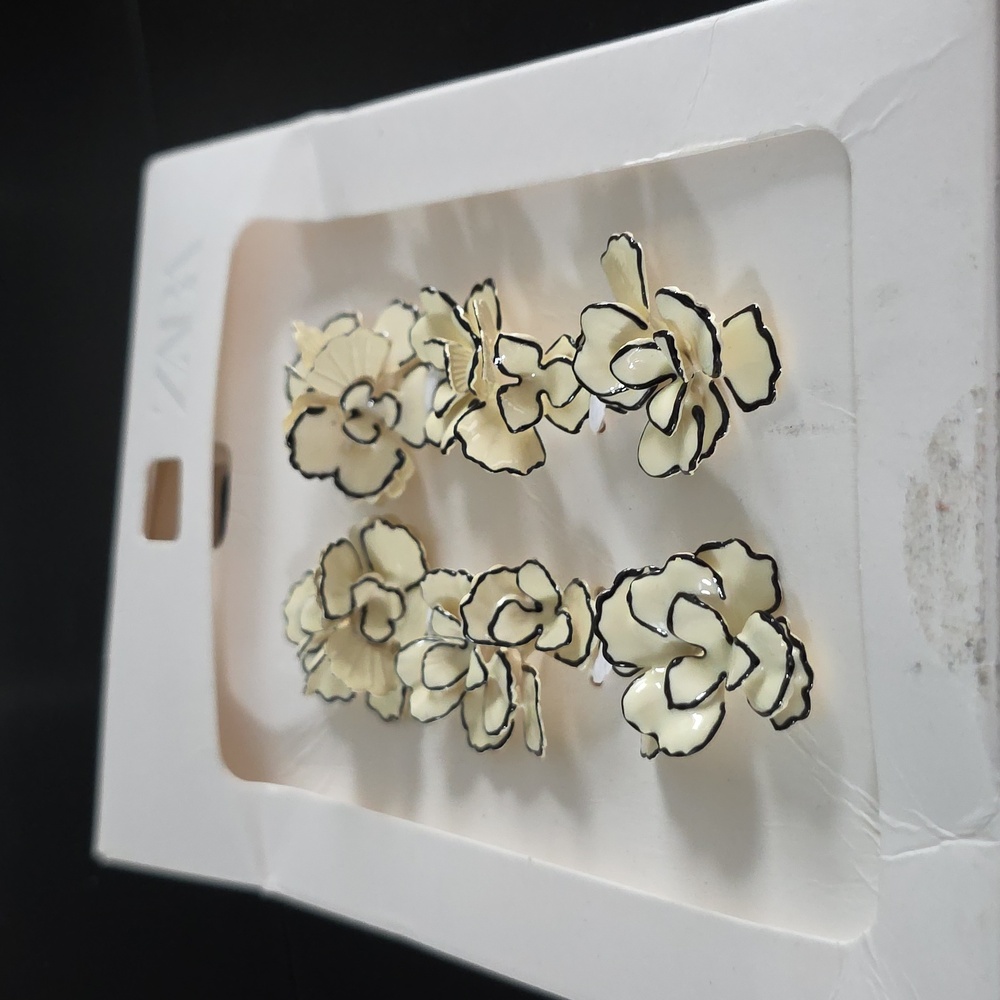 ZARA Contrast Flower Earrings - Picture 7 of 14